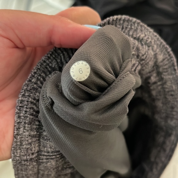 Lululemon Hotty Hot Shorts Low Rise 4 inch Size 6 Women's - Picture 4 of 4